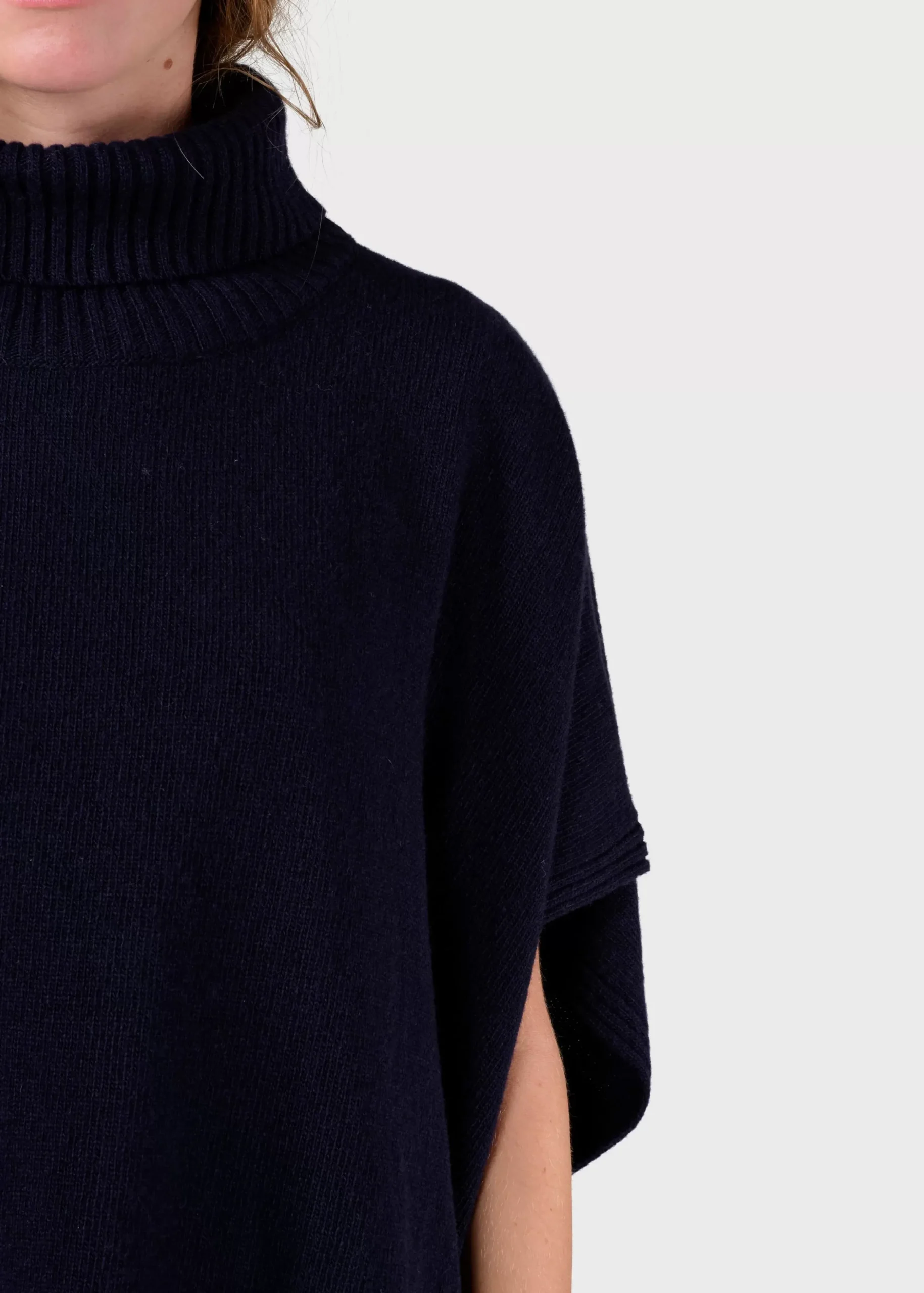 Klitmoller Collective Strick-Alba knit poncho - Navy Lightgrey